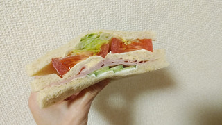 「ローソン 全粒粉入りパンサンド 野菜ミックス」のクチコミ画像 by やっぺさん