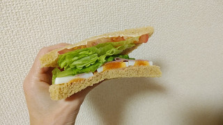 「セブン-イレブン トマトの彩り野菜サンド」のクチコミ画像 by やっぺさん