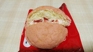 「Pasco 赤い苺のメロンパン 袋1個」のクチコミ画像 by やっぺさん