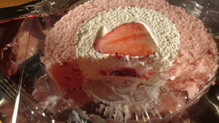 「ローソン ぎゅっと苺ロールケーキ マスカルポーネ仕立て」のクチコミ画像 by ピノ吉さん