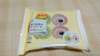 「ローソン 桜と抹茶のロールケーキ」のクチコミ画像 by やっぺさん