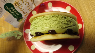 「ヤマザキ クリームたっぷり生どら焼 甘納豆入り抹茶風味ホイップ 袋1個」のクチコミ画像 by ピノ吉さん