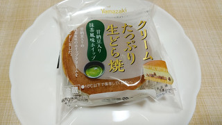 「ヤマザキ クリームたっぷり生どら焼 甘納豆入り抹茶風味ホイップ 袋1個」のクチコミ画像 by やっぺさん