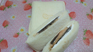 「ヤマザキ ランチパック ピーナッツクリーム＆ホイップ 板チョコ入り 袋2個」のクチコミ画像 by 紫の上さん