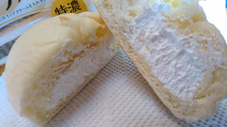「フジパン 濃いミルクホイップパン 袋1個」のクチコミ画像 by ピノ吉さん