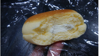 「セブンプレミアム チーズ蒸しケーキサンド 袋1個」のクチコミ画像 by しろねこエリーさん