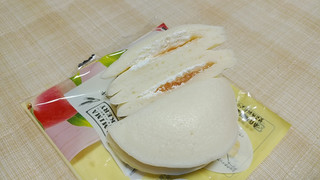 「ファミリーマート ファミマ・ベーカリー もちっと白桃パンケーキ」のクチコミ画像 by やっぺさん