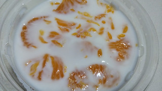 「セブン-イレブン 白バラ牛乳使用みかんの牛乳寒天」のクチコミ画像 by みひこさん