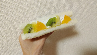 「ローソン トロピカルフルーツサンド」のクチコミ画像 by やっぺさん