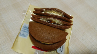 「ローソン 黒糖もちっとパンケーキ 黒蜜＆きなこホイップ 2個入」のクチコミ画像 by やっぺさん