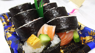 「アオキスーパー 魚屋さんのお寿司 サーモンにぎり」のクチコミ画像 by なんやかんやさん