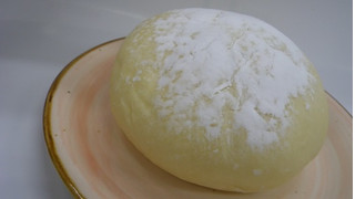 「ファミリーマート ファミマ・ベーカリー 白いレアチーズパン」のクチコミ画像 by キックンさん