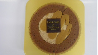 「ローソン Uchi Cafe’ SWEETS×GODIVA キャラメルショコラロールケーキ」のクチコミ画像 by キックンさん