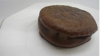 「ロッテ 世界を旅するチョコパイ 東京キャラメルショコラ 箱6個」のクチコミ画像 by キックンさん
