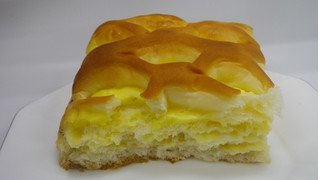 「ファミリーマート ファミマ・ベーカリー ソフトなチーズクリームパン」のクチコミ画像 by キックンさん