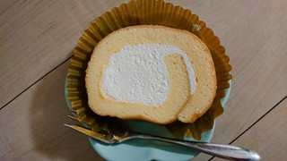 「セブン-イレブン 北海道産クリームのふんわりロールケーキ」のクチコミ画像 by ながぴさん