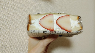 「ライフ 小麦の郷 いちごのフルーツサンド 袋1個」のクチコミ画像 by やっぺさん