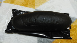 「ローソン 焼肉たむら めっちゃ～うま！黒deバニラコッペパン」のクチコミ画像 by やっぺさん