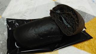 「ローソン 焼肉たむら めっちゃ～うま！黒deバニラコッペパン」のクチコミ画像 by やっぺさん