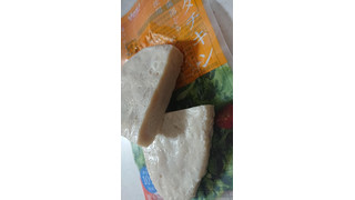 「yes！YAOKO サラダチキン 2種のチーズ チェダー＆カマンベール 100g」のクチコミ画像 by ぴのこっここさん