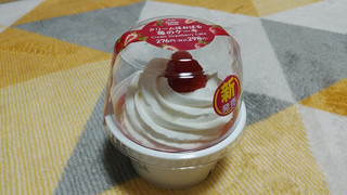 「ファミリーマート クリームほおばる苺のケーキ」のクチコミ画像 by やっぺさん