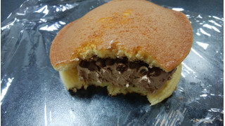 「ヤマザキ クリームたっぷり生どら焼 チョコチップ入りチョコホイップ 袋1個」のクチコミ画像 by しろねこエリーさん