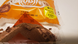 「ローソン Uchi Cafe’ SWEETS クルリン ザクふわくるりんケーキ チョコ」のクチコミ画像 by haruuuさん