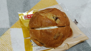 「ヤマザキ レーズンバタークリームサンド 袋1個」のクチコミ画像 by やっぺさん