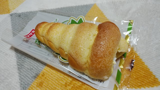 「ヤマザキ 2色メロネ カスタードホイップ＆ミルクホイップ 袋1個」のクチコミ画像 by やっぺさん