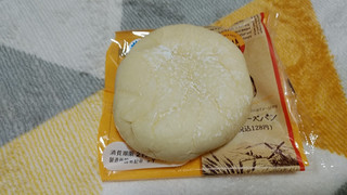 「ファミリーマート ファミマ・ベーカリー 白いレアチーズパン」のクチコミ画像 by やっぺさん