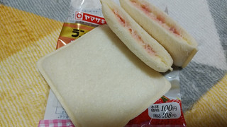 「ヤマザキ ランチパック 苺クリーム＆ミルククリーム 袋2個」のクチコミ画像 by やっぺさん