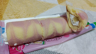 「ヤマザキ ロールちゃん 白ももジャム＆ヨーグルトクリーム」のクチコミ画像 by やっぺさん