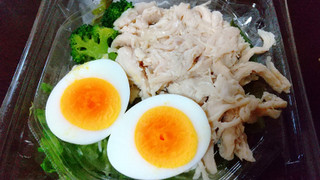 「セブン-イレブン たんぱく質が摂れる！鶏むね肉サラダ」のクチコミ画像 by みほなさん