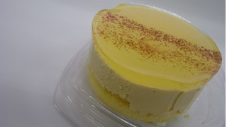「ローソン Uchi Cafe’ SWEETS Specialite 麗らかキャラメルチーズケーキ」のクチコミ画像 by キックンさん
