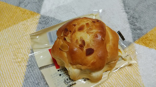 「ローソン ブリオッシュクリームパン」のクチコミ画像 by やっぺさん