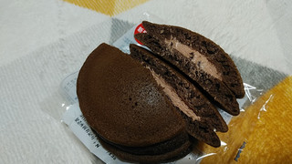 「セブンプレミアム ふんわりショコラパンケーキ 袋2個」のクチコミ画像 by やっぺさん