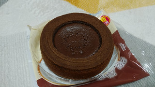 「ファミリーマート 生チョコを使ったチョコケーキのバウム」のクチコミ画像 by やっぺさん