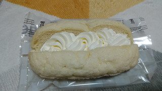「セブン-イレブン 白いホイップのメロンパン」のクチコミ画像 by やっぺさん
