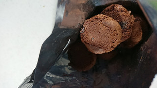 「セブンプレミアム 糖質50％オフのチョコチップビスケット 袋38g」のクチコミ画像 by ぴのこっここさん