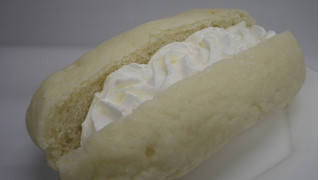 「セブン-イレブン 白いホイップのメロンパン」のクチコミ画像 by キックンさん