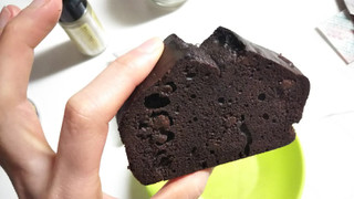 「セブンプレミアム 糖質50％オフのチョコパウンドケーキ 袋1個」のクチコミ画像 by なんやかんやさん