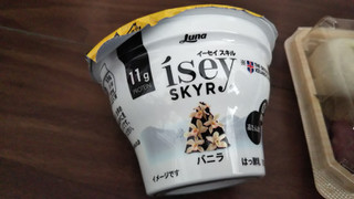 「日本ルナ Isey SKYR バニラ カップ110g」のクチコミ画像 by なんやかんやさん