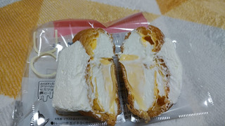 「ローソン Uchi Cafe’ おぼれクリームのシュー ホイップ＆カスタード」のクチコミ画像 by やっぺさん