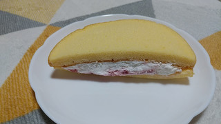 「ヤマザキ イチゴスペシャル風生ケーキ 袋1個」のクチコミ画像 by やっぺさん