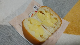 「YKベーキング しあわせ届けるなめらかチーズくりぃむぱん 袋1個」のクチコミ画像 by やっぺさん