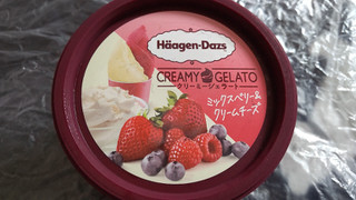 「ハーゲンダッツ ミニカップ CREAMY GELATO ミックスベリー＆クリームチーズ カップ110ml」のクチコミ画像 by ナチュラルさん