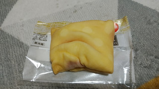 「セブン-イレブン クレープ レアチーズクリーム＆苺ソース」のクチコミ画像 by やっぺさん