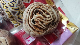 「ヤマザキ BAKE ONE もっちパン チョコ＆チョコチップ 袋4個」のクチコミ画像 by ぴのこっここさん