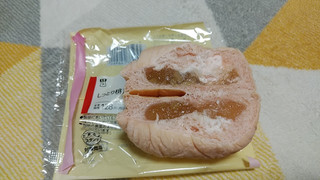 「ローソン しっとり桃パン」のクチコミ画像 by やっぺさん