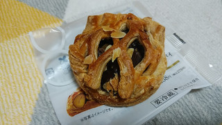 「ローソン Uchi Cafe’ ごろっと栗のマロンパイ」のクチコミ画像 by やっぺさん